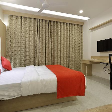 Hotel Luxura Godhra Ngoại thất bức ảnh