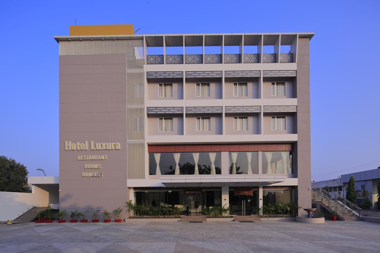 Hotel Luxura Godhra Ngoại thất bức ảnh