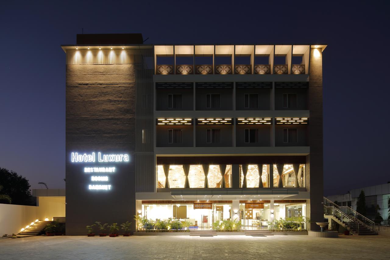 Hotel Luxura Godhra Ngoại thất bức ảnh