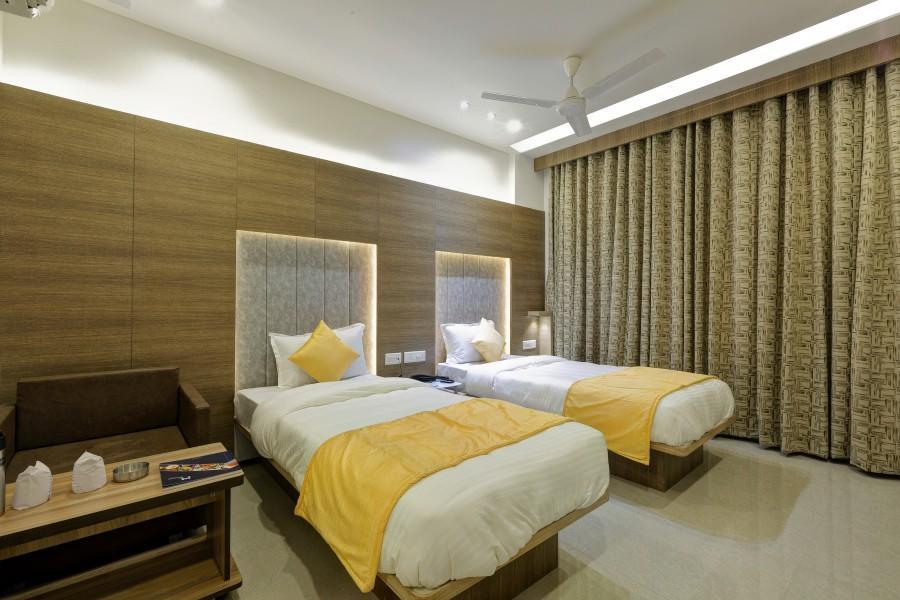 Hotel Luxura Godhra Ngoại thất bức ảnh