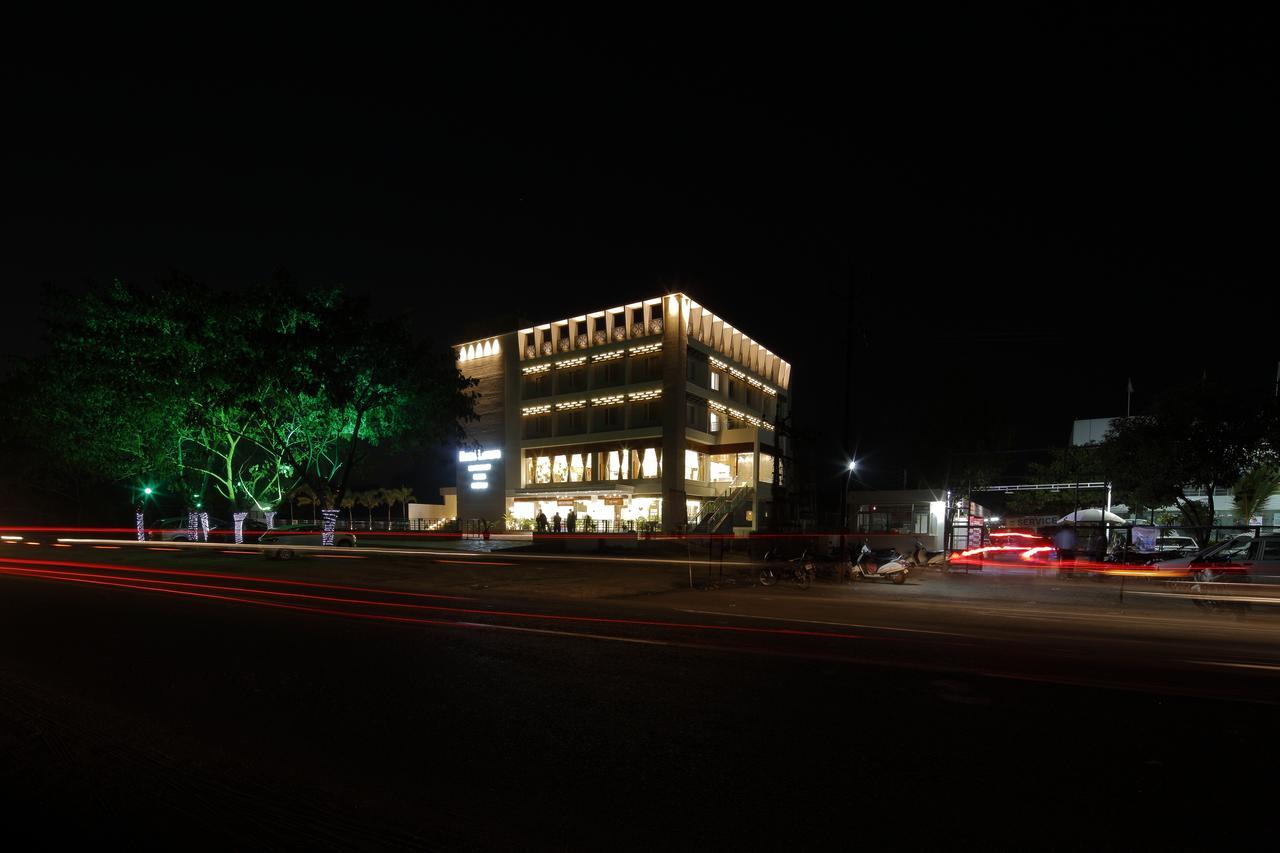 Hotel Luxura Godhra Ngoại thất bức ảnh