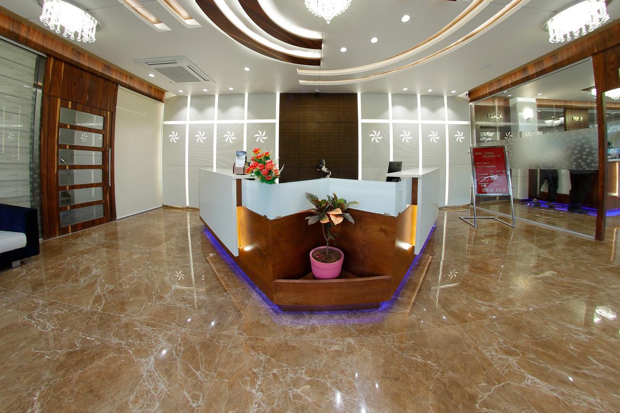 Hotel Luxura Godhra Ngoại thất bức ảnh
