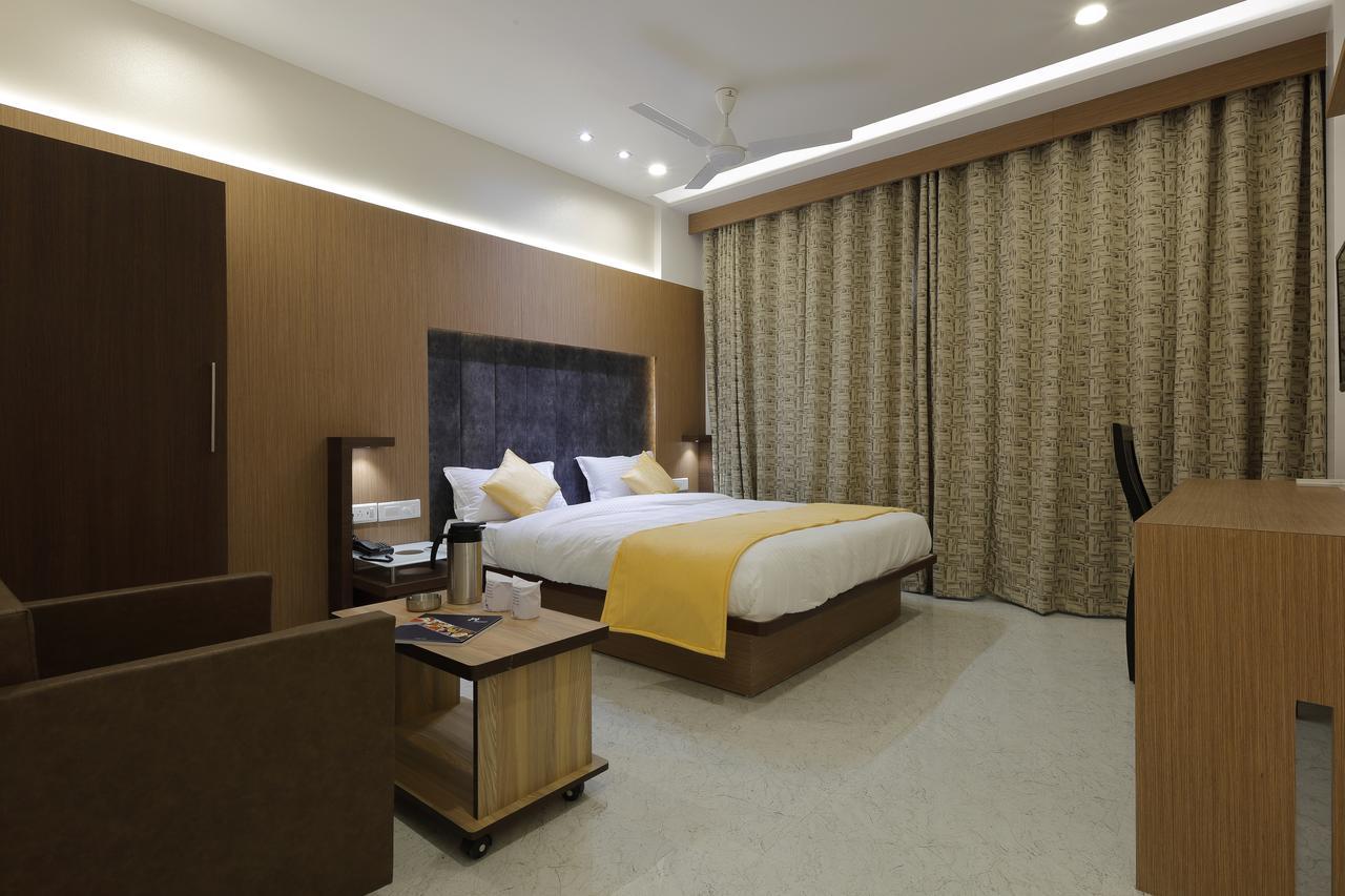 Hotel Luxura Godhra Ngoại thất bức ảnh