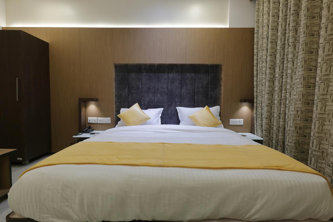 Hotel Luxura Godhra Ngoại thất bức ảnh