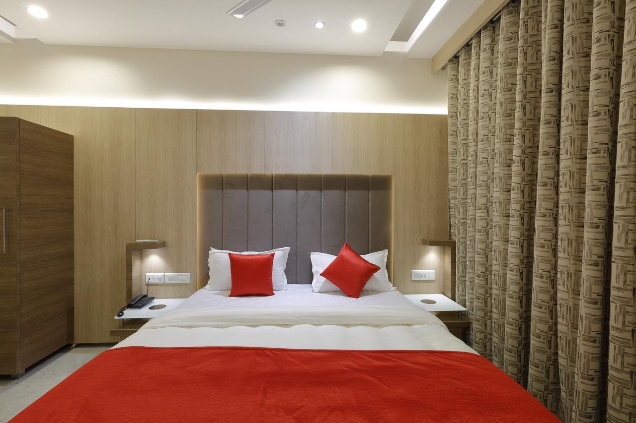 Hotel Luxura Godhra Ngoại thất bức ảnh