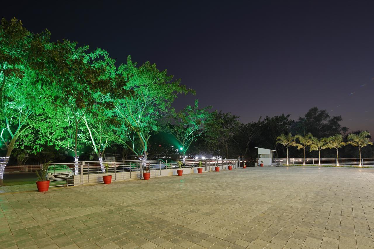 Hotel Luxura Godhra Ngoại thất bức ảnh