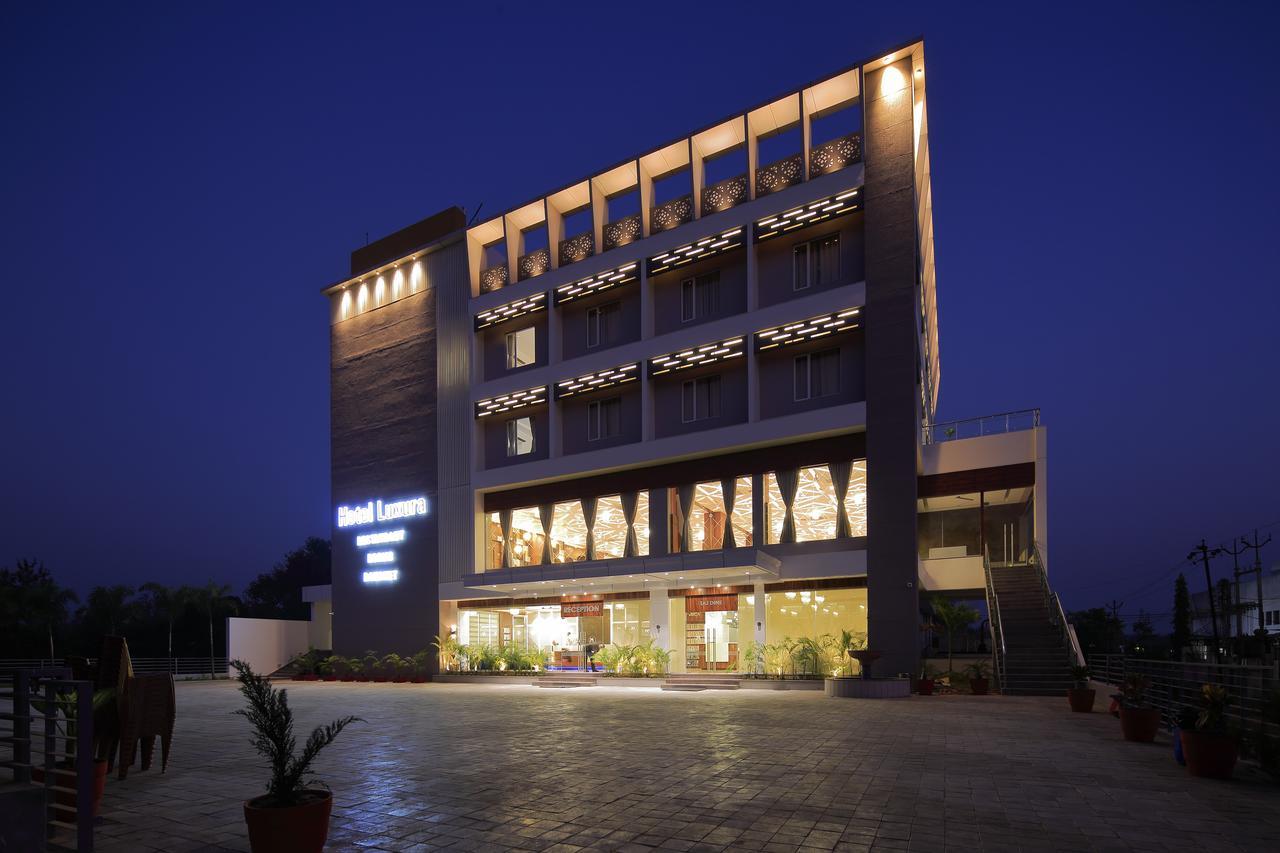 Hotel Luxura Godhra Ngoại thất bức ảnh