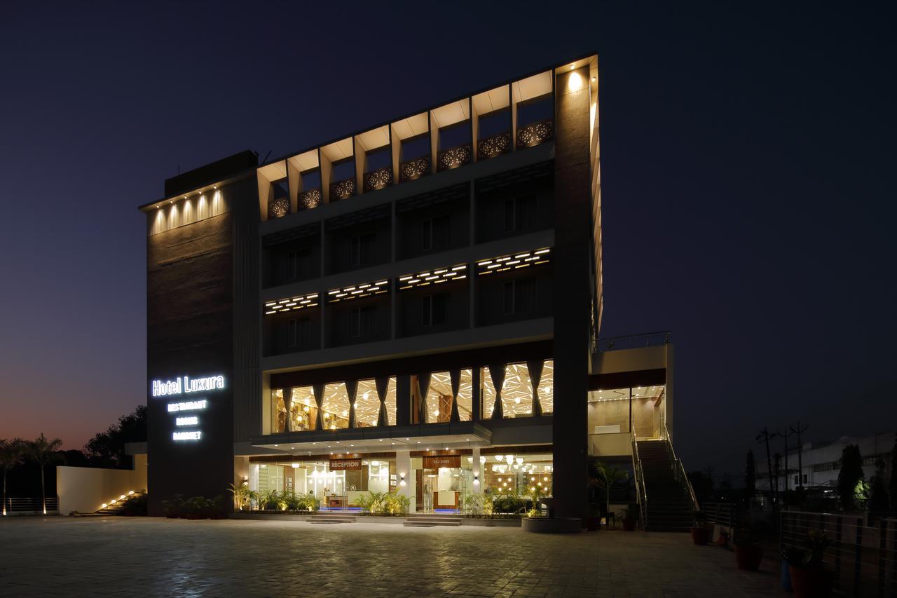 Hotel Luxura Godhra Ngoại thất bức ảnh