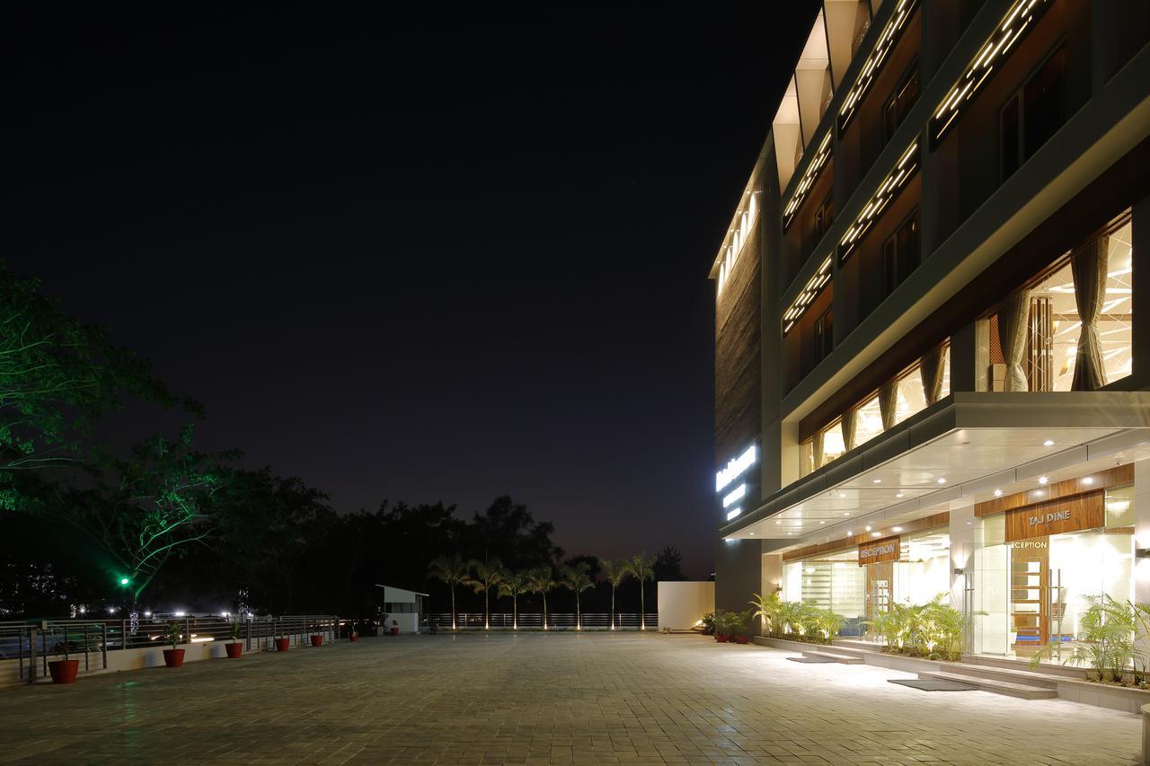 Hotel Luxura Godhra Ngoại thất bức ảnh