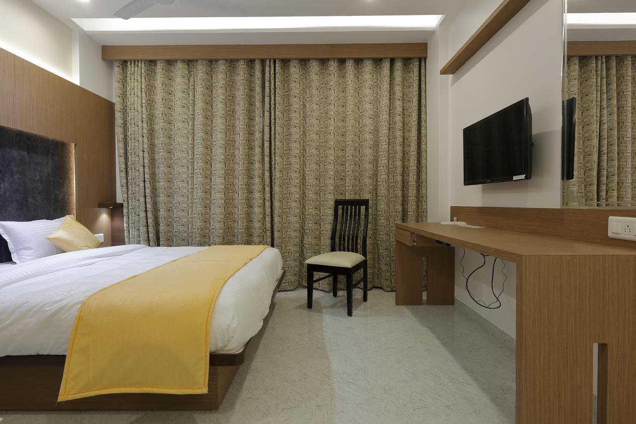 Hotel Luxura Godhra Ngoại thất bức ảnh