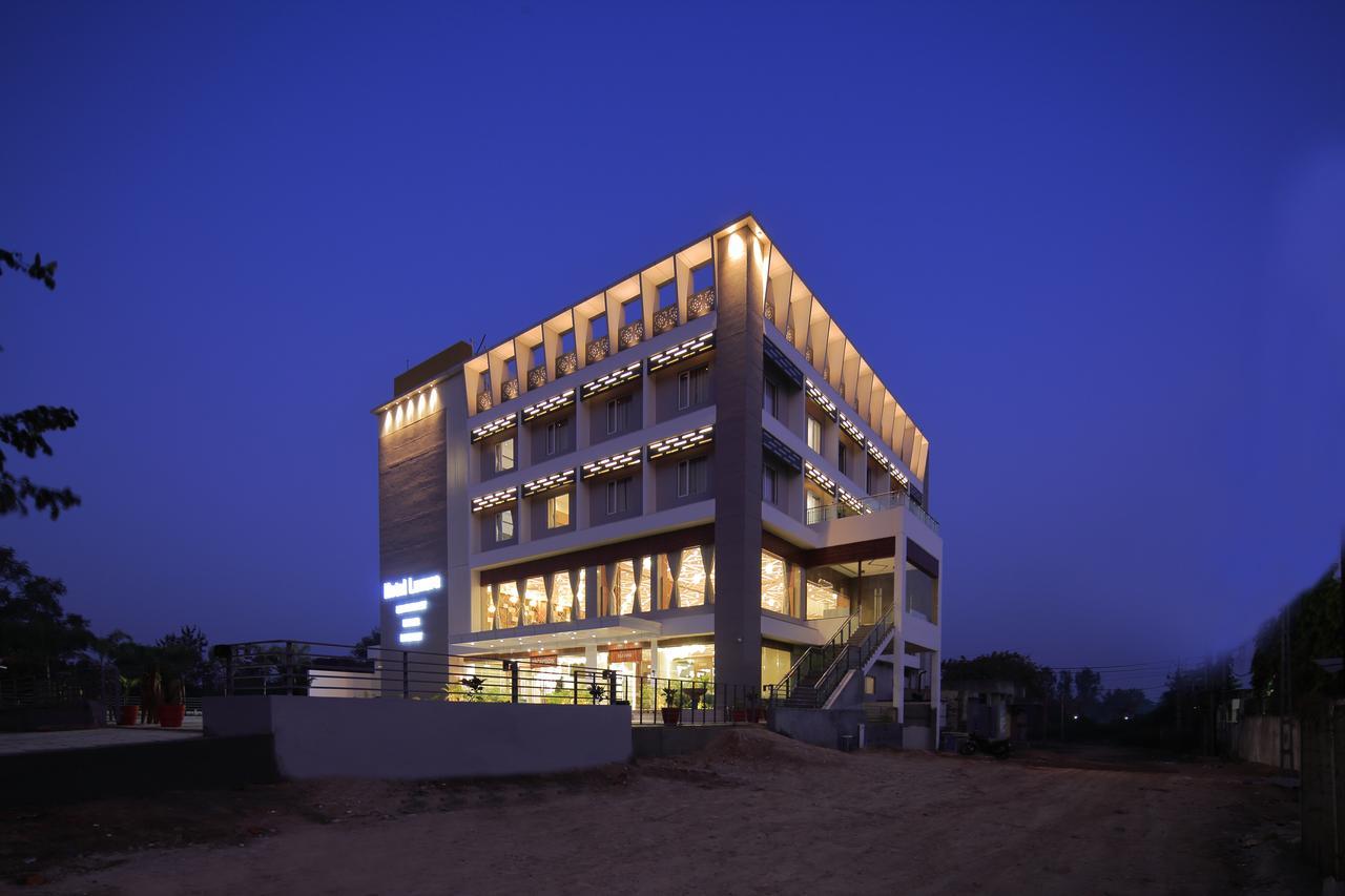 Hotel Luxura Godhra Ngoại thất bức ảnh