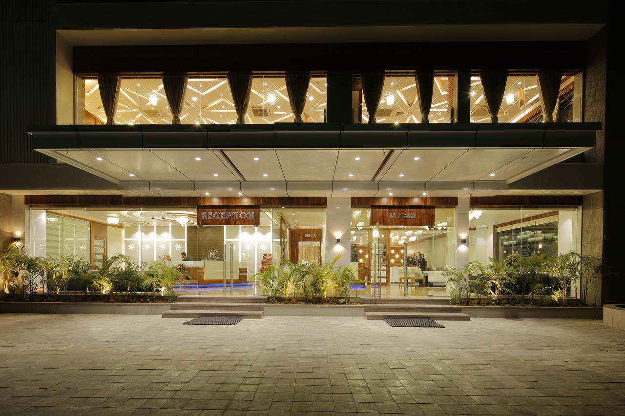 Hotel Luxura Godhra Ngoại thất bức ảnh